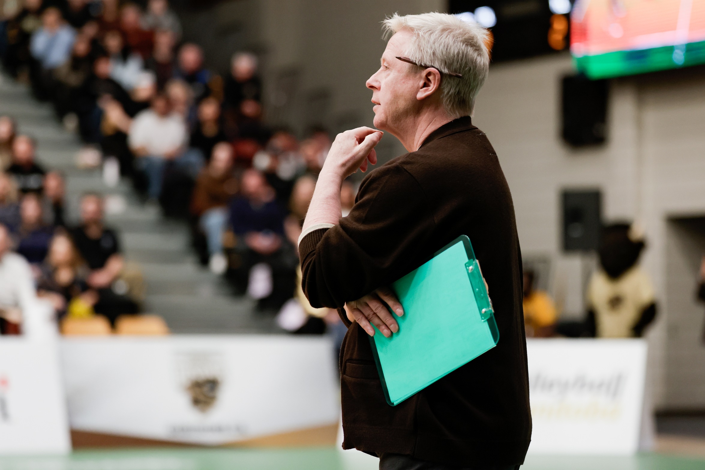Apr&egrave;s quatre d&eacute;cennies, Ken Bentley est toujours un pilier de l&rsquo;&eacute;quipe f&eacute;minine de volleyball des Bisons