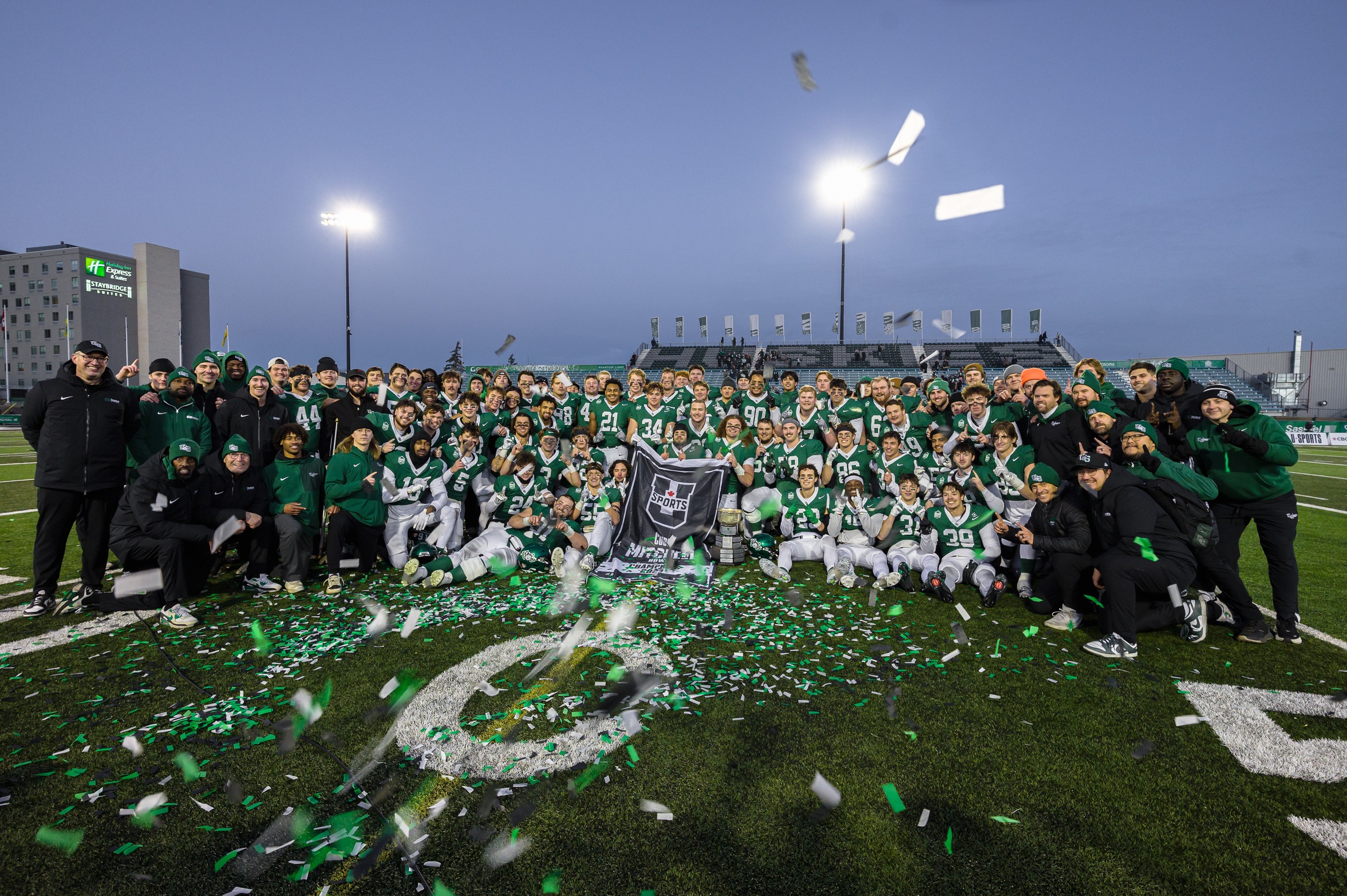 La d&eacute;fensive et les unit&eacute;s sp&eacute;ciales des Huskies mus&egrave;lent les Gaels  et remportent la Coupe Mitchell