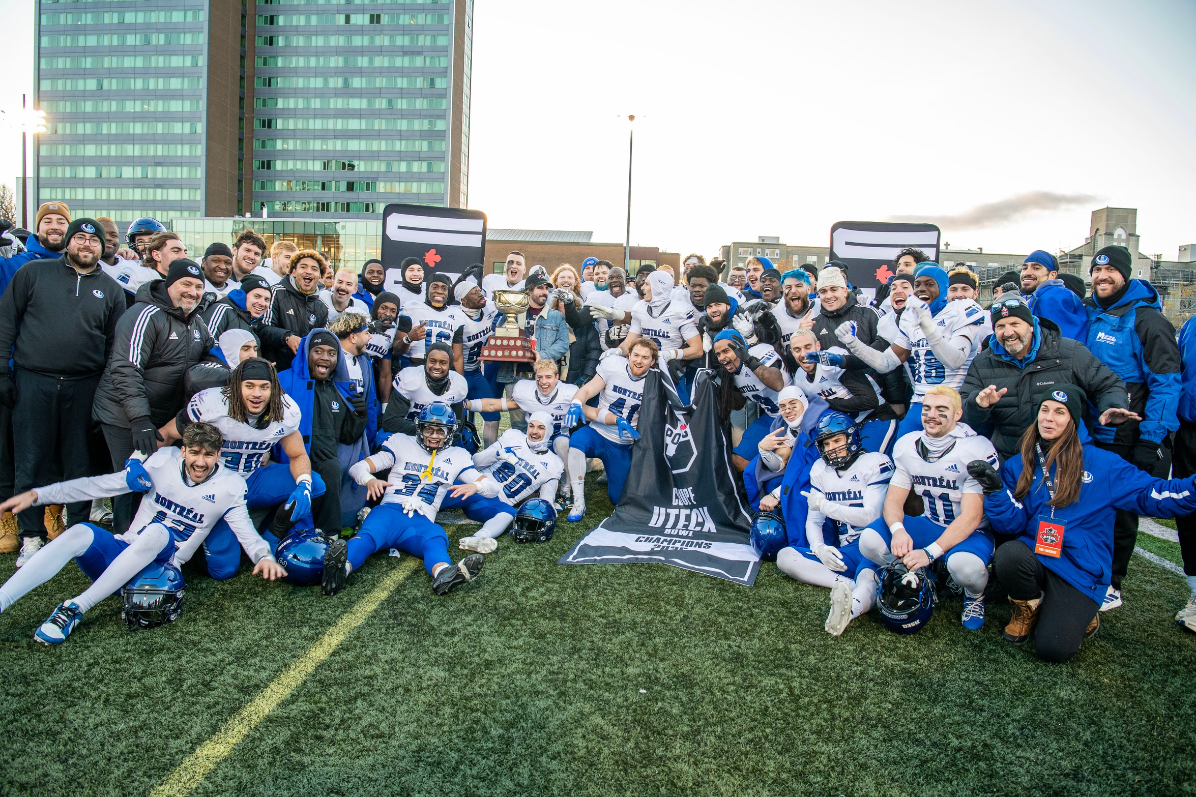 Les Carabins de Montr&eacute;al obtiennent leur billet pour la Coupe Vanier gr&acirc;ce &agrave; un gain de 49-19 contre les Huskies de Saint Mary&rsquo;s