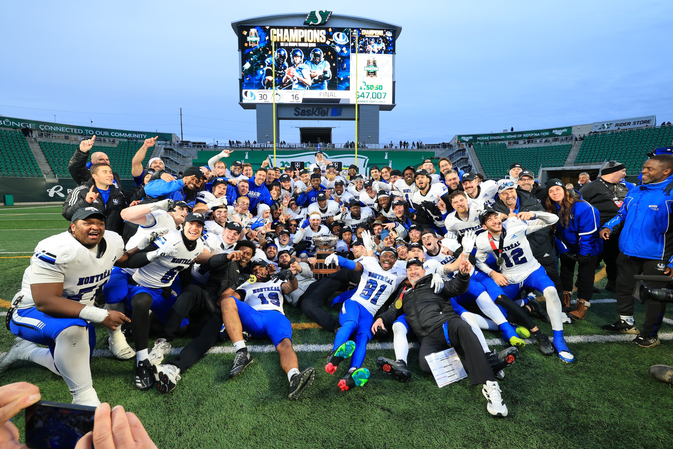 Les Carabins raflent leur troisi&egrave;me Coupe Vanier en disposant ais&eacute;ment des Huskies