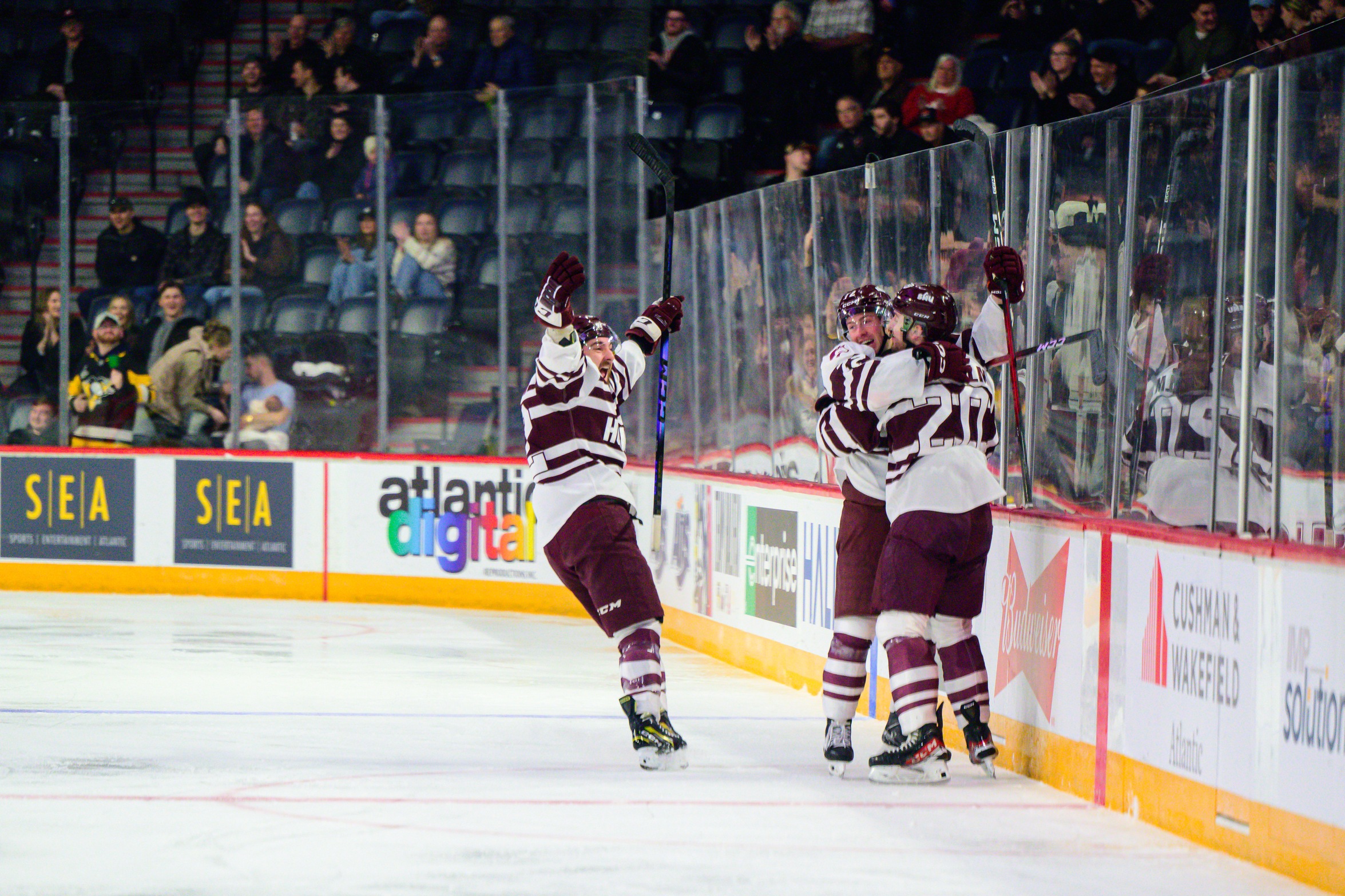 Les Huskies frappent t&ocirc;t et battent les Lancers pour acc&eacute;der &agrave; la finale de la Coupe Universitaire
