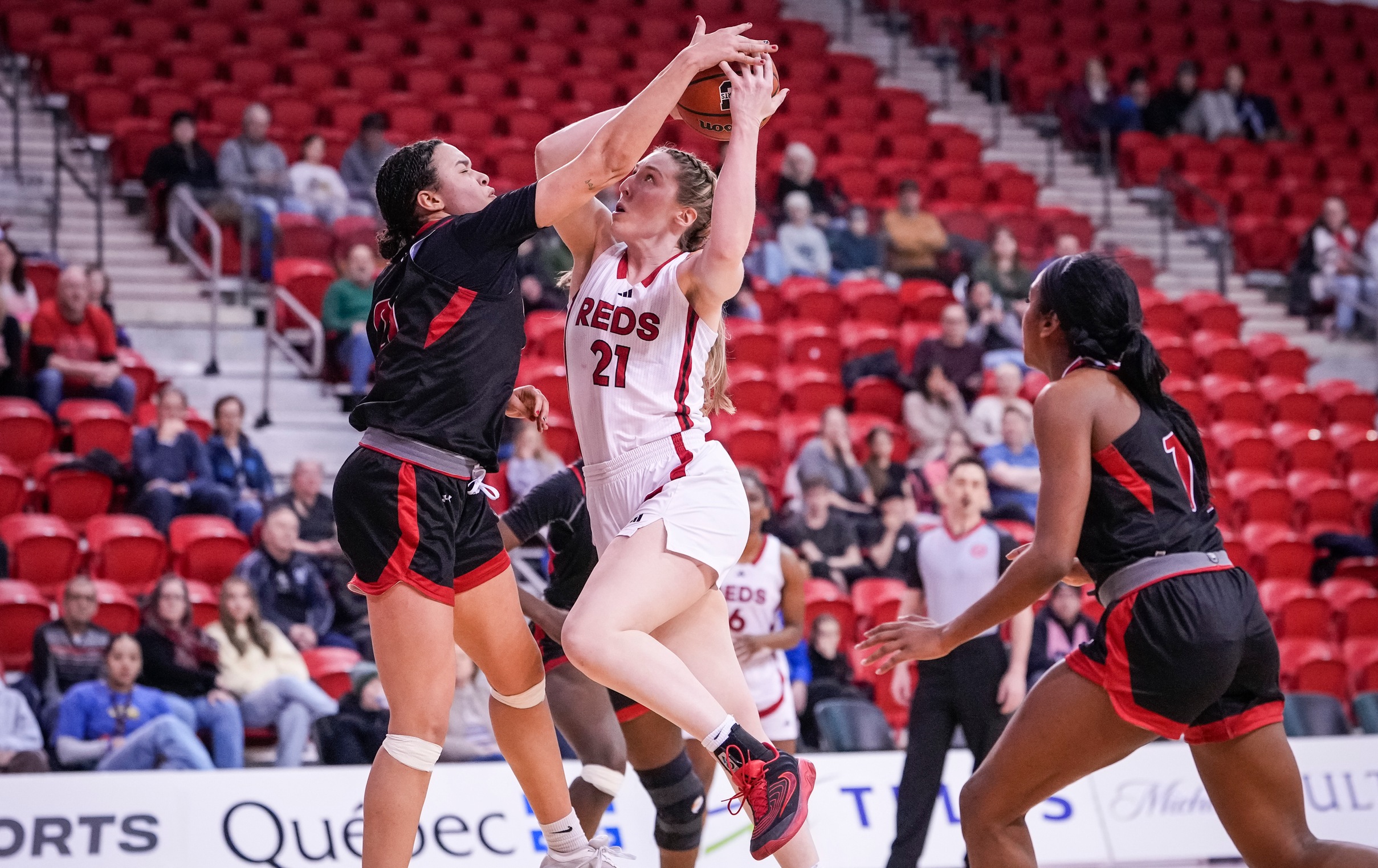 Le double-double de Katie Butts permet &agrave; l&rsquo;UNB d&rsquo;acc&eacute;der aux demi-finales